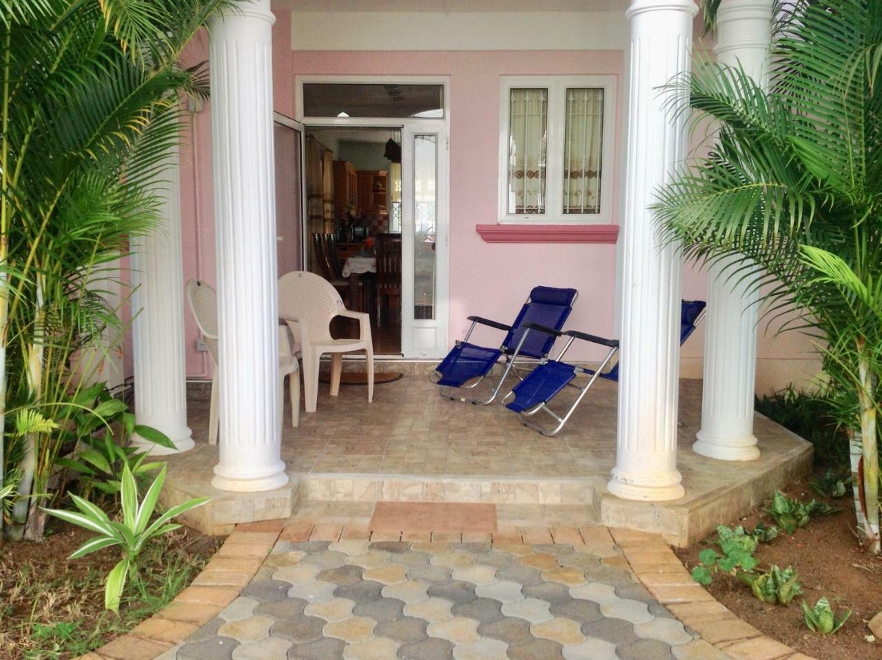 Fayruz Villa Is A 3 Bedroom, 3 Bathroom Detached House With Ac And Swimming Pool 5 Minutes Walk From Flic En Flac Public Beach Exterior foto