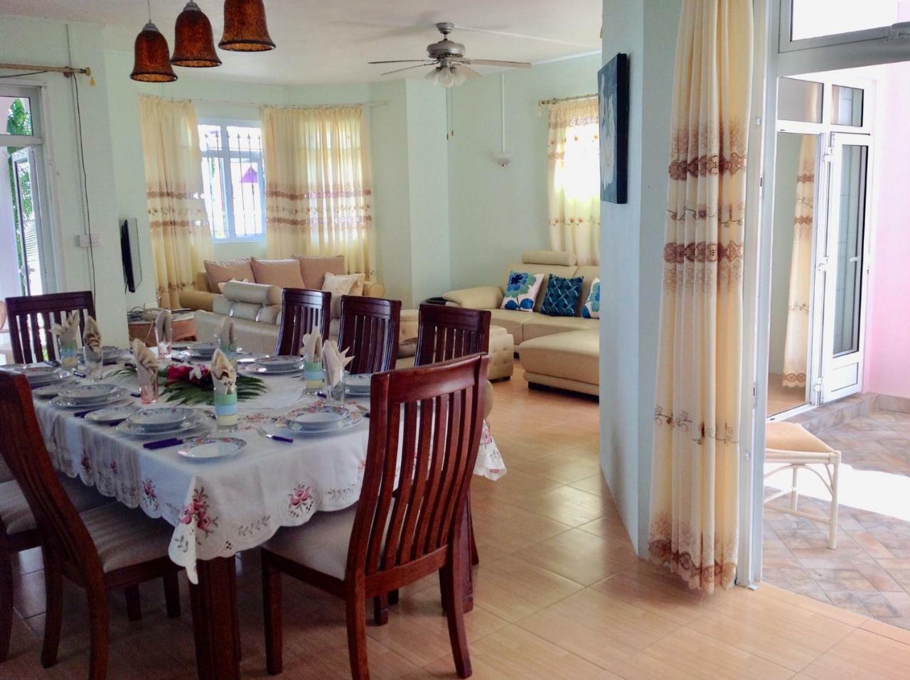 Fayruz Villa Is A 3 Bedroom, 3 Bathroom Detached House With Ac And Swimming Pool 5 Minutes Walk From Flic En Flac Public Beach Exterior foto